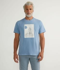 Camiseta Comfort Estonada em Algodão Manga Curta com Estampa Barco à Vela