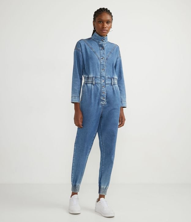 Macacão Jeans com Gola Alta e Abotoamento Frontal - Cor: Azul - Tamanho: PP
