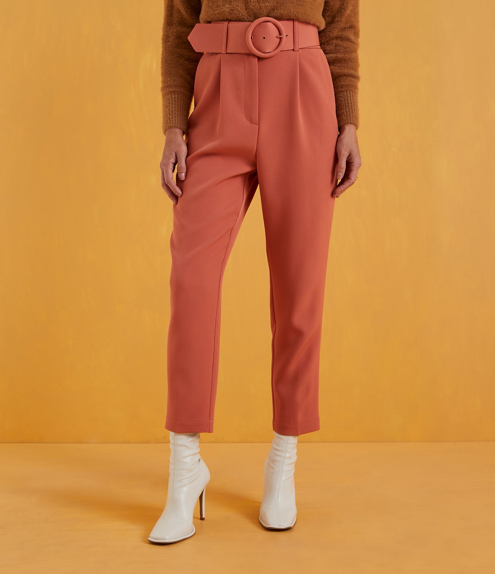 Calça Cenoura em Crepe com Cinto Estruturado 1