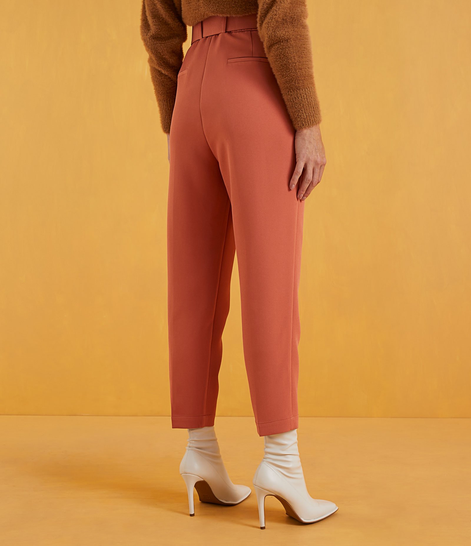 Calça Cenoura em Crepe com Cinto Estruturado 2