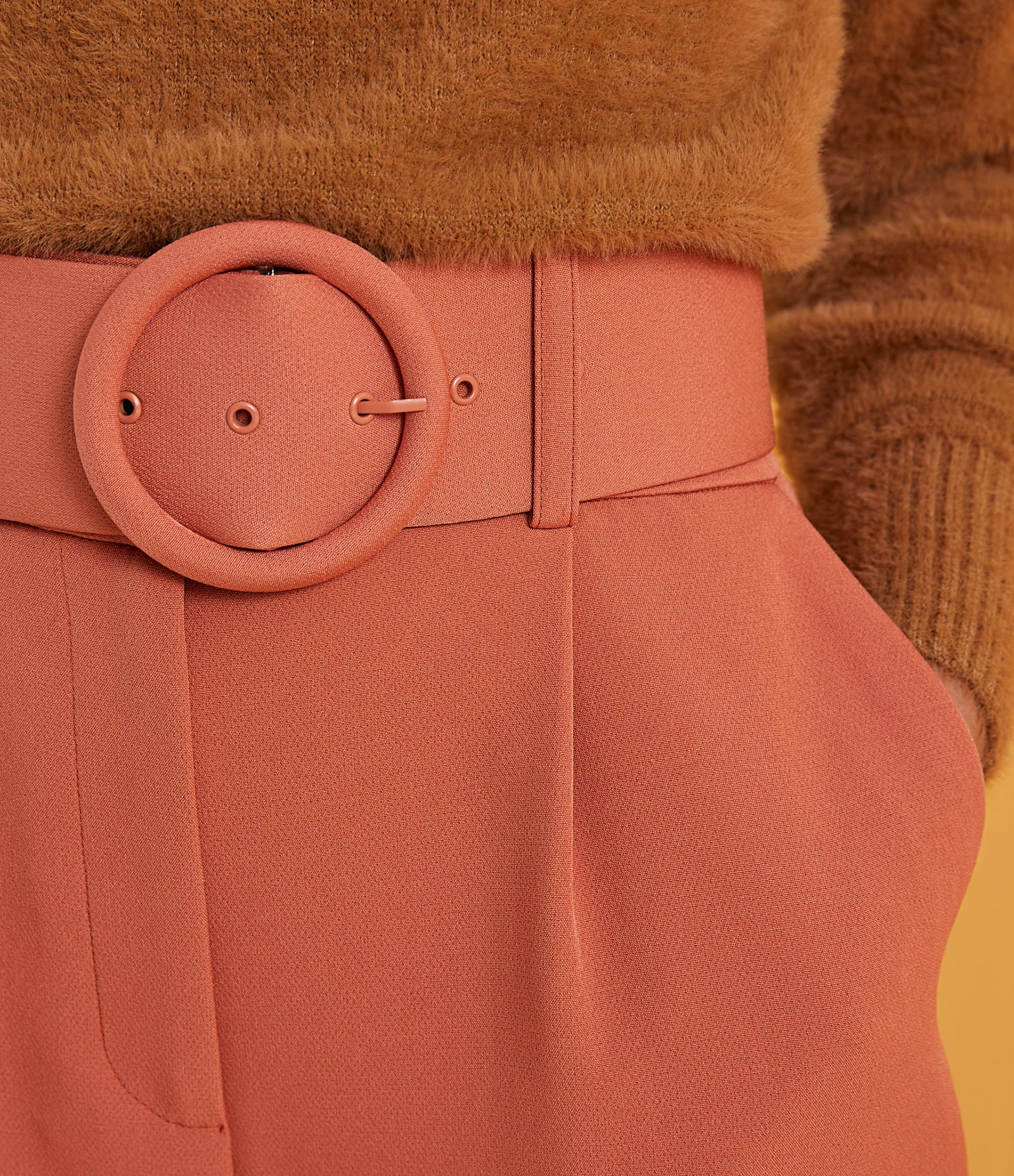 Calça Cenoura em Crepe com Cinto Estruturado 3