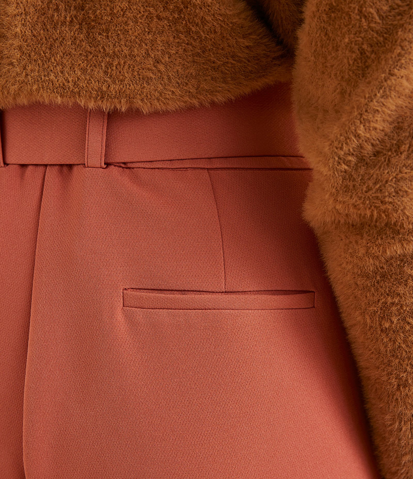 Calça Cenoura em Crepe com Cinto Estruturado 4