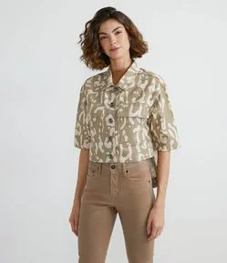 Jaqueta em Sarja com Manga Curta e Estampa Animal Print