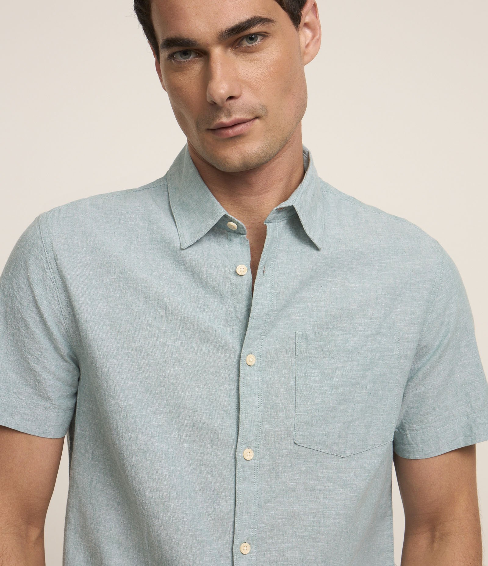 Camisa Comfort Básica em Linho com Bolso Frontal Verde Claro 3