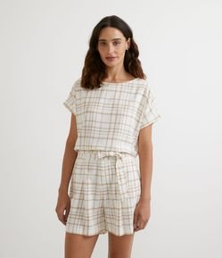 Blusa em Viscolinho com Padronagem Xadrez e Botões nas Costas