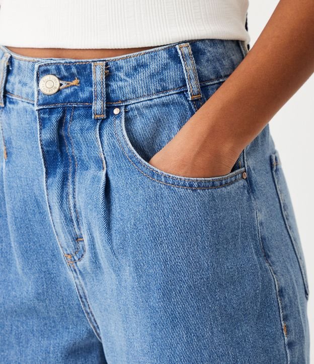 Pantalón Mom en Jeans con Pliegues y Recorte en los Bolsillos Azul 4