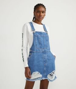 Vestido Salopete Jeans com Puídos e Barra Desfiada