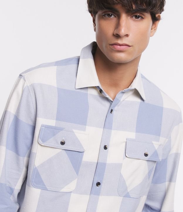 Camisa Regular em Flanela com Estampa Xadrez e Bolsos Frontais Azul 4