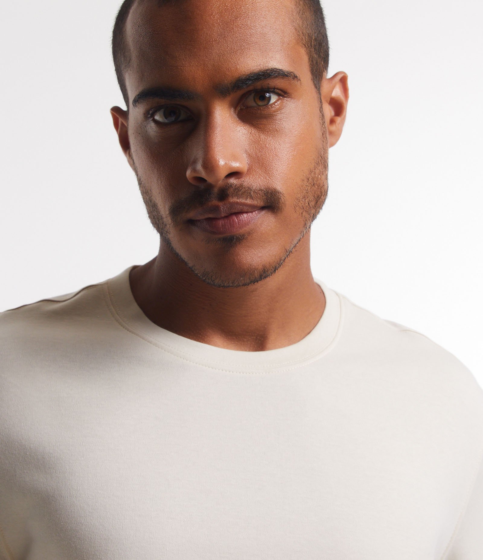 Camiseta Regular em Algodão com Gola Redonda Bege 5