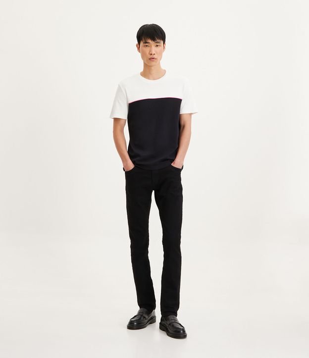 Camiseta Slim em Algodão com Recorte e Friso Contrastante Preto/ Branco 2