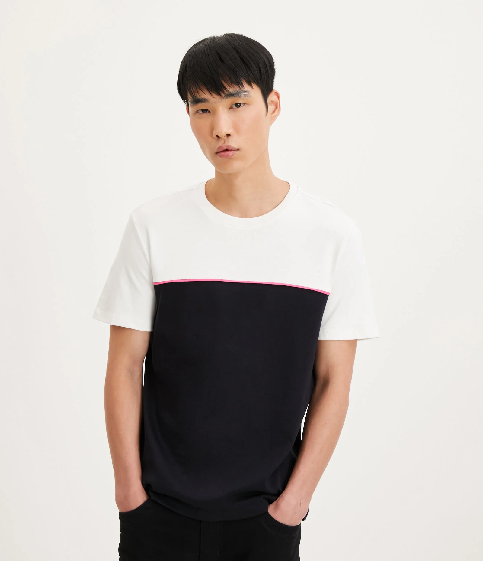 Camiseta Slim em Algodão com Recorte e Friso Contrastante Preto/ Branco 1