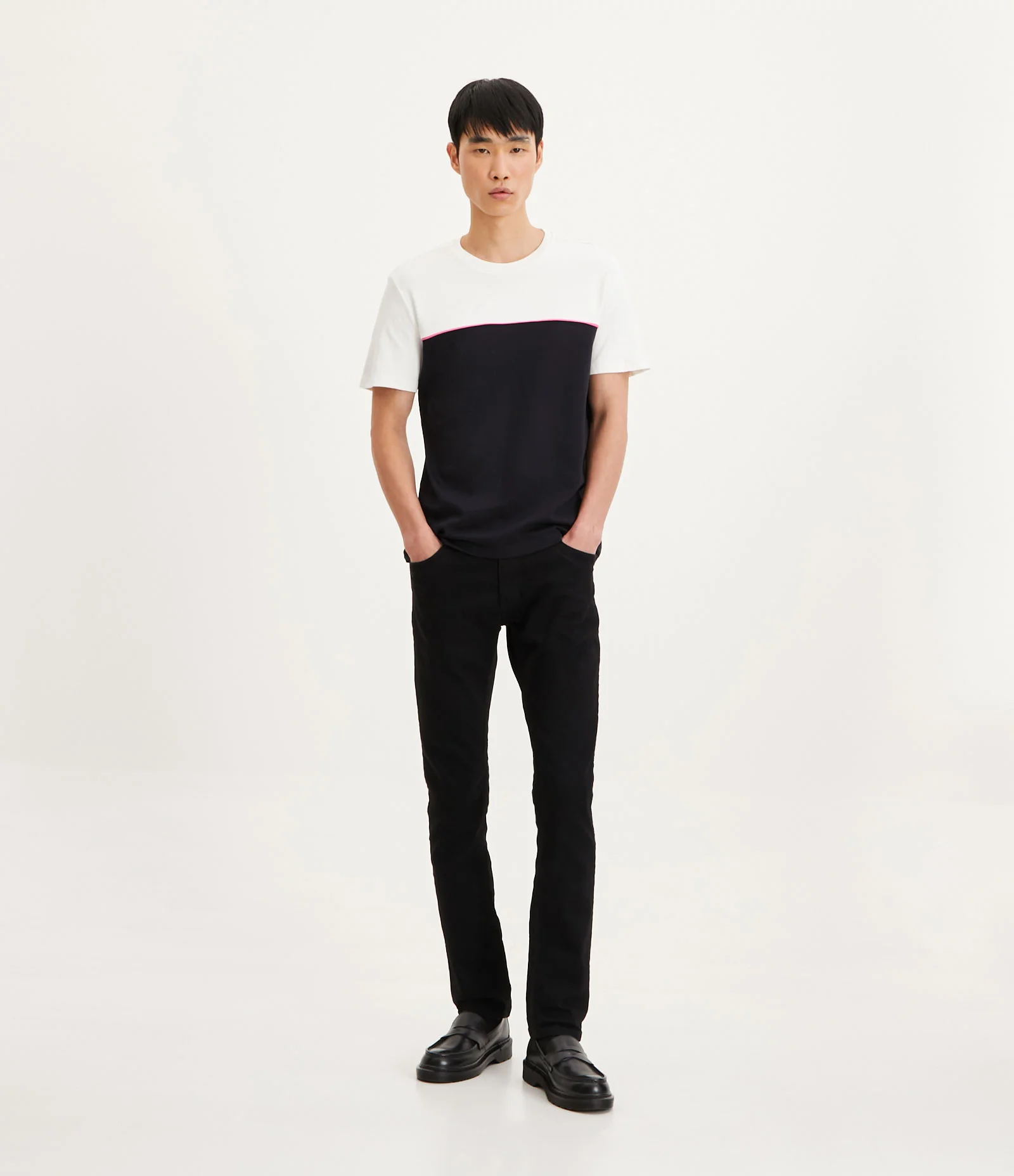 Camiseta Slim em Algodão com Recorte e Friso Contrastante Preto/ Branco 2