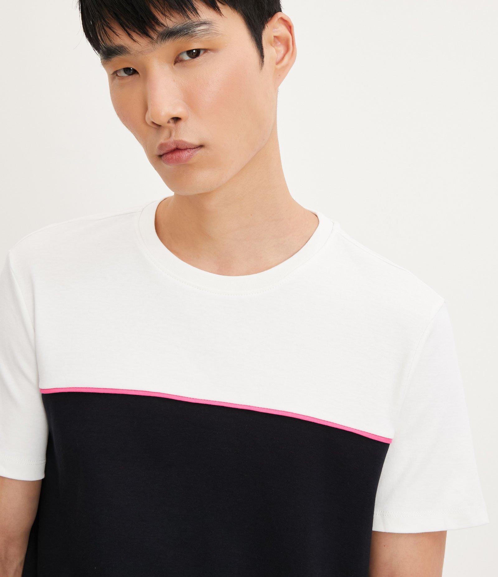 Camiseta Slim em Algodão com Recorte e Friso Contrastante Preto/ Branco 4