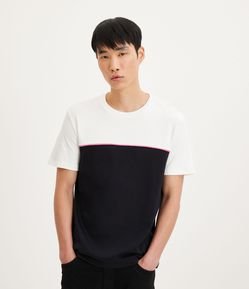 Camiseta Slim em Algodão com Recorte e Friso Contrastante