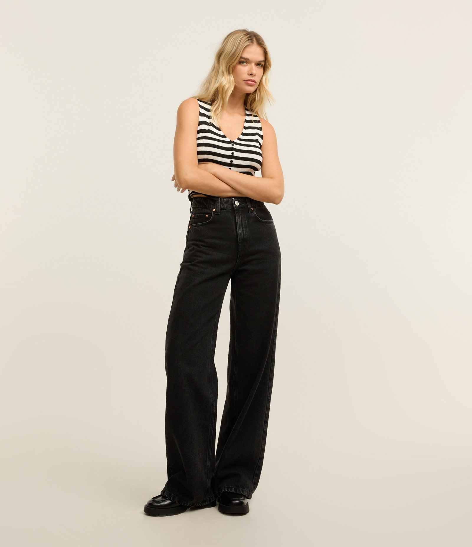 Calça Wide Leg Jeans com Cintura Alta e Barra Corte a Fio Preto 1
