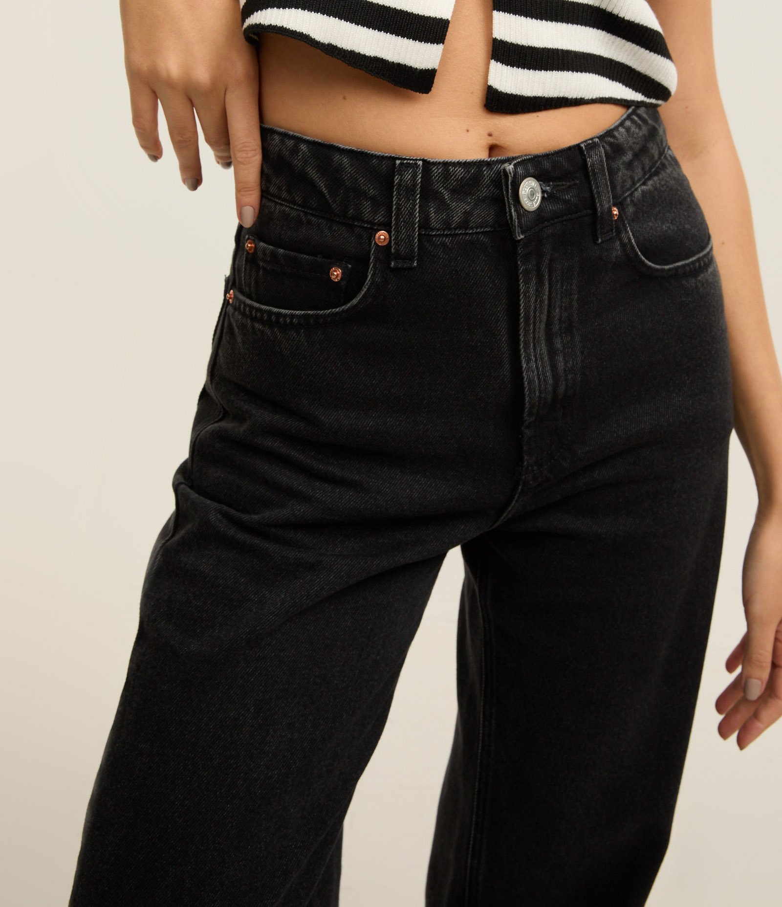Calça Wide Leg Jeans com Cintura Alta e Barra Corte a Fio Preto 4