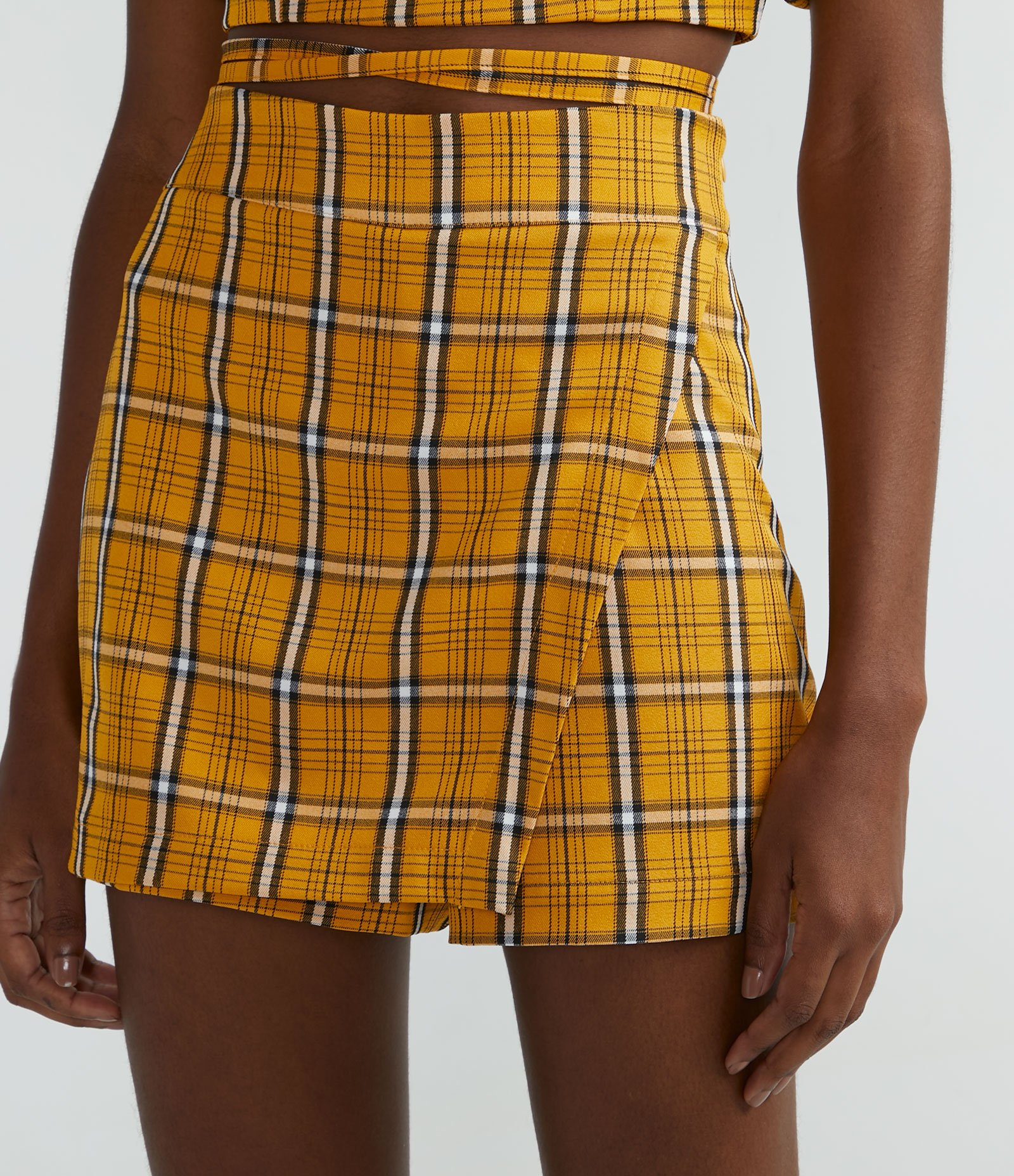 Short Saia Alfaiataria com Estampa Xadrez e Transpasse Assimétrico Amarelo 1
