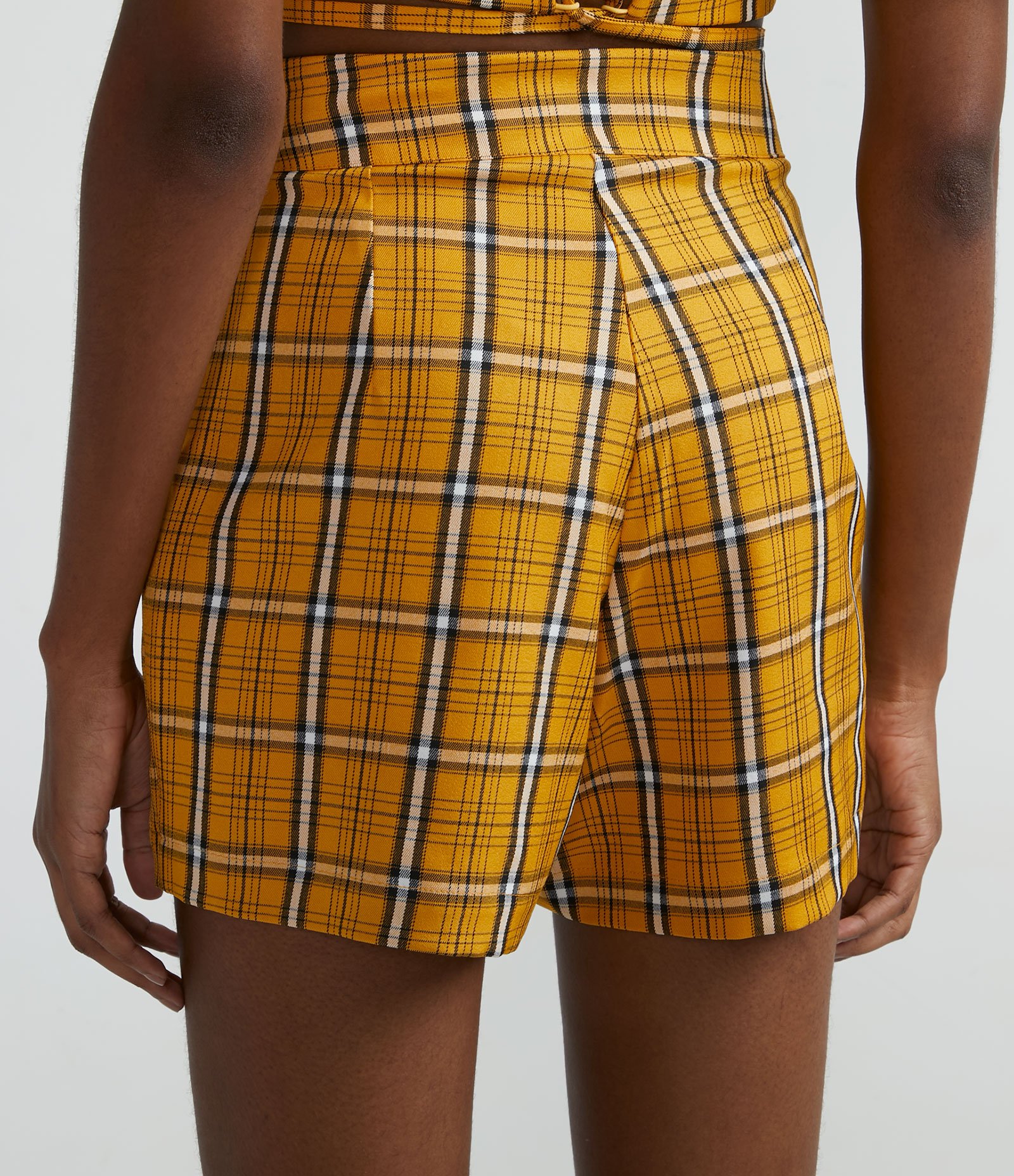 Short Saia Alfaiataria com Estampa Xadrez e Transpasse Assimétrico Amarelo 2