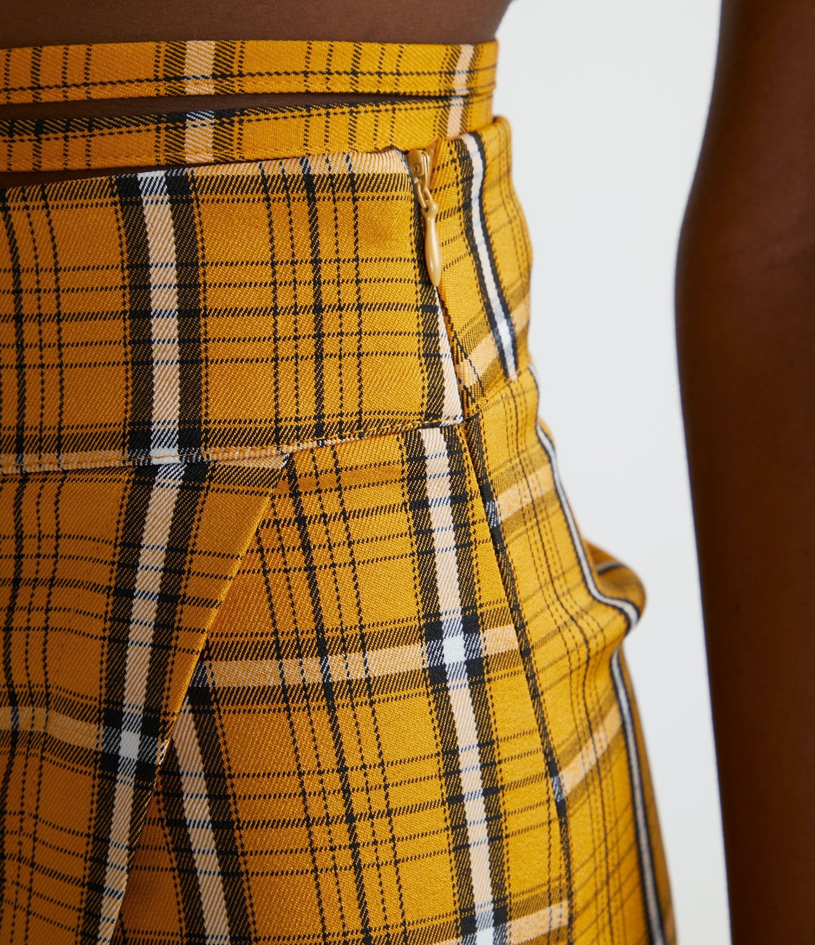 Short Saia Alfaiataria com Estampa Xadrez e Transpasse Assimétrico Amarelo 3