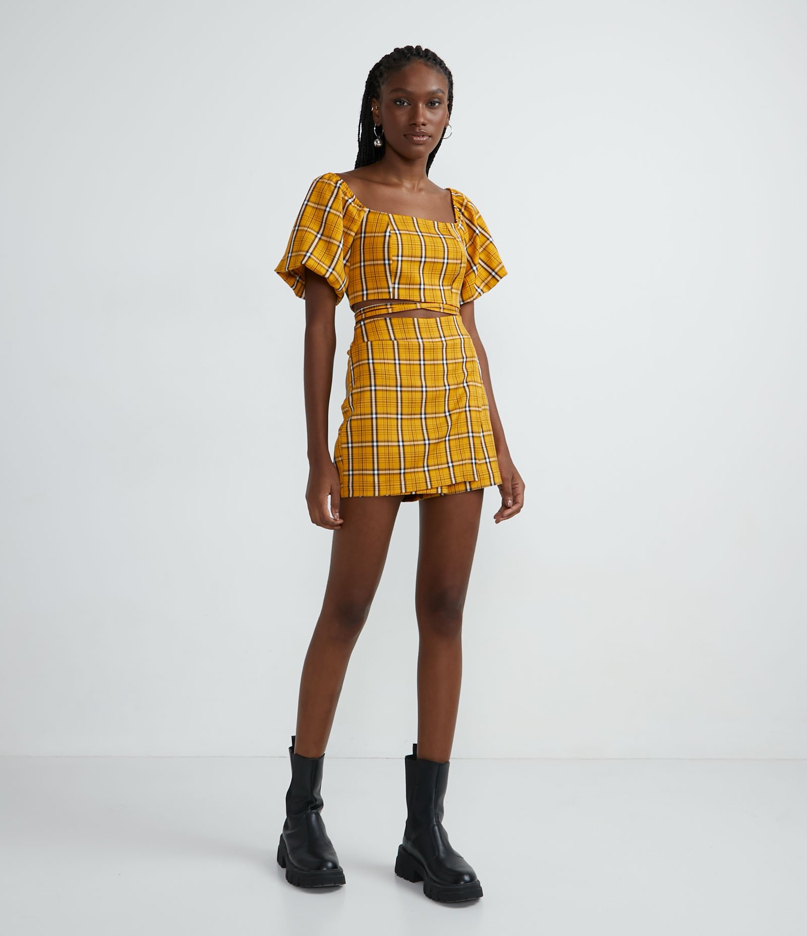 Short Saia Alfaiataria com Estampa Xadrez e Transpasse Assimétrico Amarelo 4