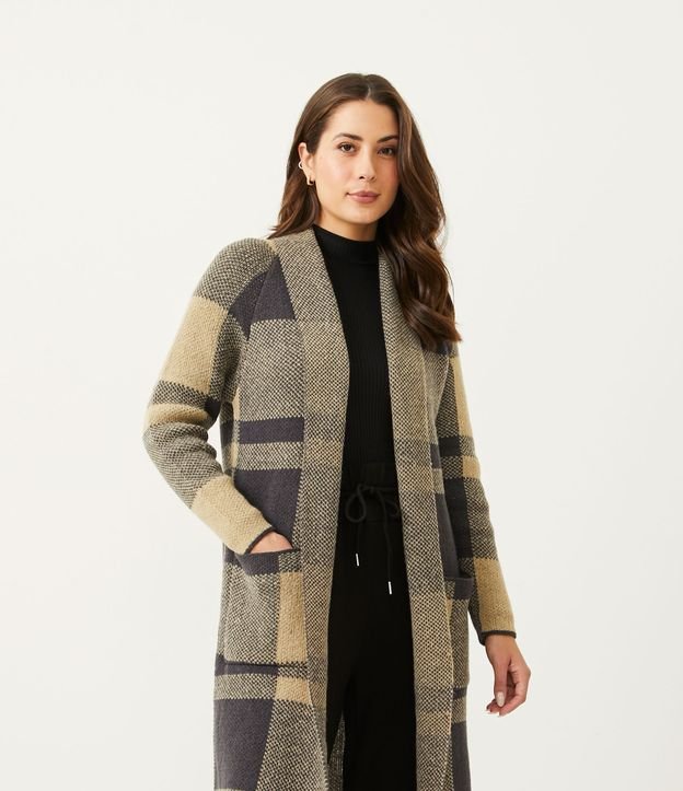 Cardigan Alongado em Tricô Xadrez com Bolsos Frontais