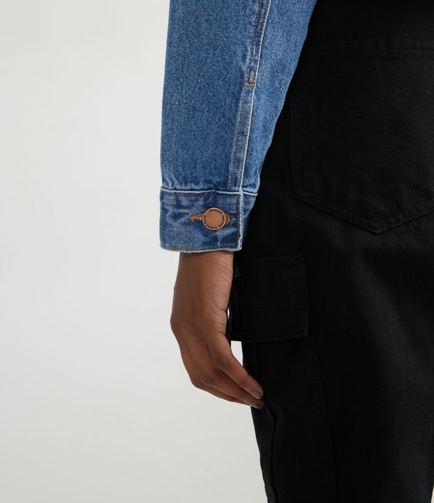 Jaqueta Cropped Jeans com Bolsos e Barra Corte a Fio Azul 4