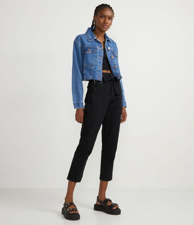 Jaqueta Cropped Jeans com Bolsos e Barra Corte a Fio Azul 5