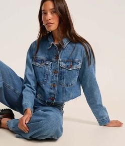Jaqueta Cropped Jeans com Bolsos e Barra Corte a Fio