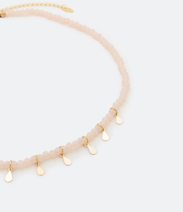 Colar Curto com Miçangas e Plaquinhas em Gotas de Metal