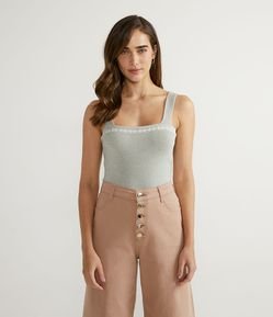 Blusa Regata em Tricô com Florzinhas no Decote e Alças Largas