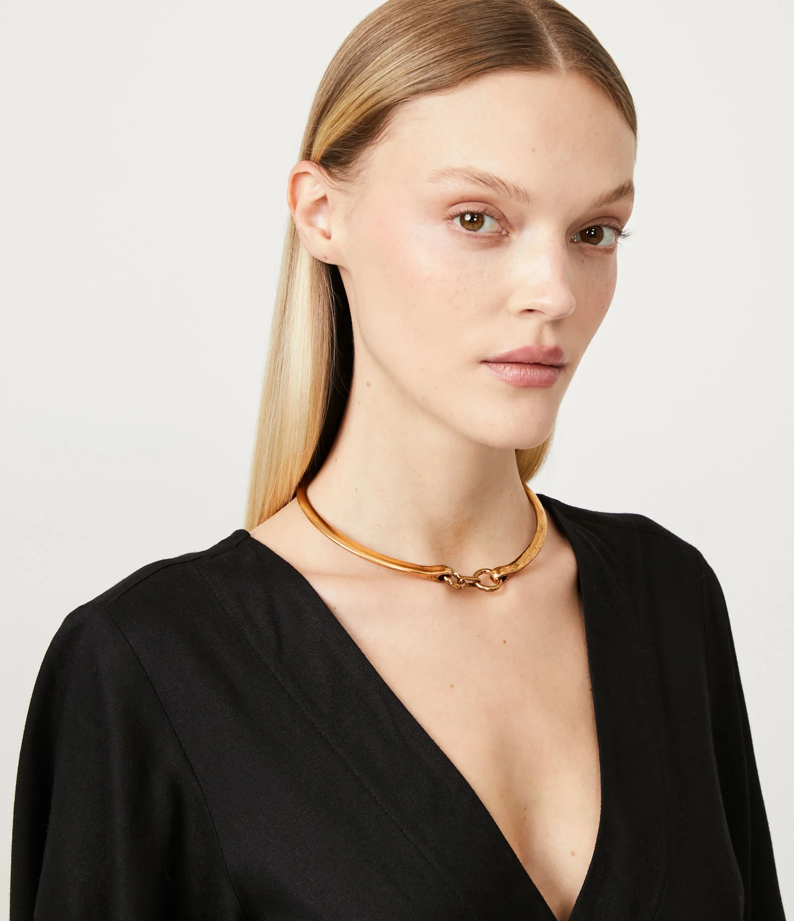 Gargantilha em Metal Choker Rígida com Elo Vintage Dourado 1