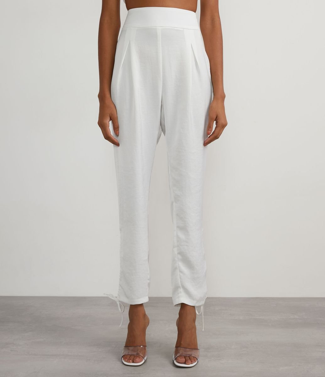Calça Cenoura em Crepe com Cós Largo e Puxadinho Lateral Menor preço em Calça Cenoura em Crepe com Cós Largo e Puxadinho Lateral