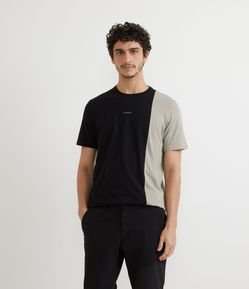 Camiseta Slim em Algodão com Blocos de Cor