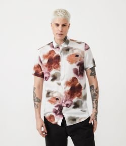 Camisa Slim em Viscose com Estampa Floral Aquarela