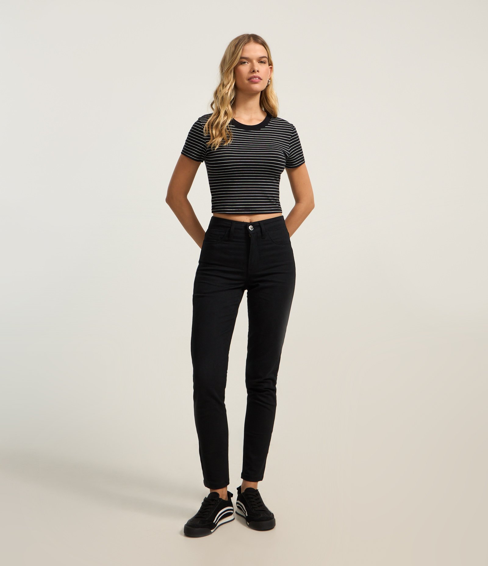 Calça Skinny Básica em Sarja com Cintura Média e Bolsos Preto 1