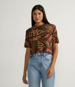 Blusa Cropped em Moletinho com Estampas de Folhagens
