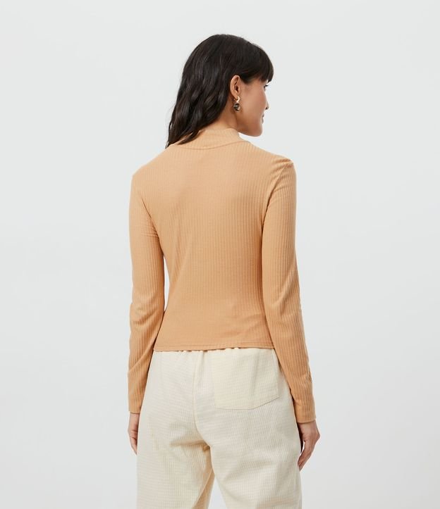 Blusa Cropped en Viscosa Texturizada con Cuello Largo Marrón 2