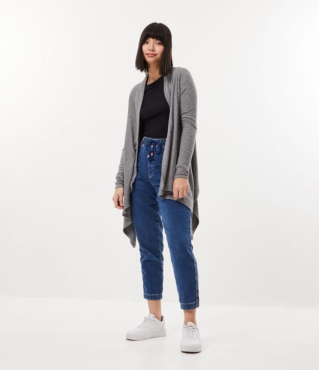 Blusa en Viscosa con Cuello Alto y Detalles en Volantes Negro 2