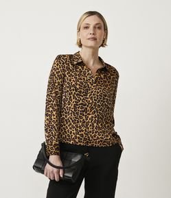 Blusa com Textura Acetinada e Estampa Animal Print