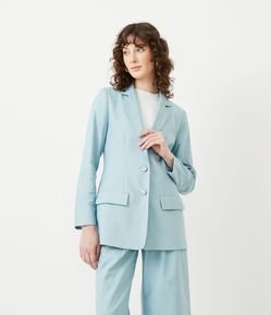 Blazer em Linho com Gola Lapela e Fechamento em Botões Dourados