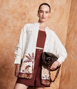 Camisa em Viscolinho com Bolsos em Lapela e Estampa Coqueiro