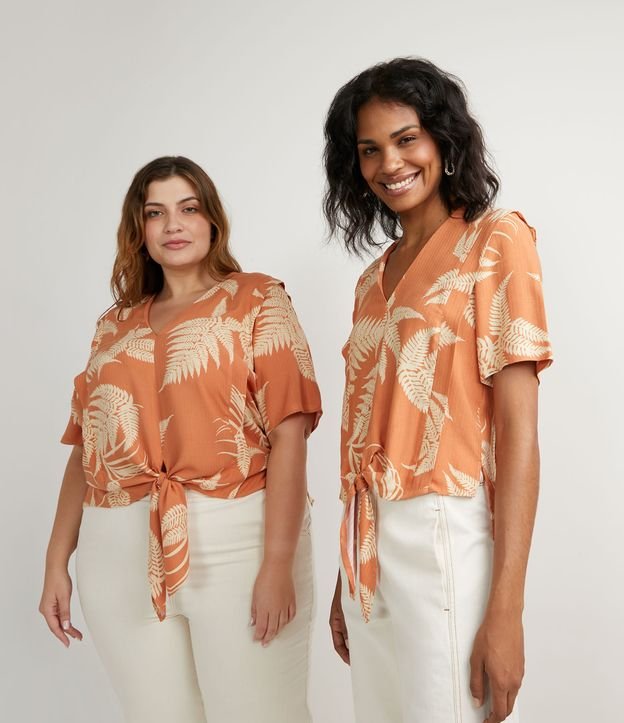Blusa Manga Curta em Viscose com Estampa de Folhagens