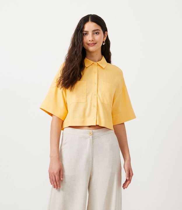 Camisa Cropped Em Linho Com Manga Curta E Bolsos Amarelo