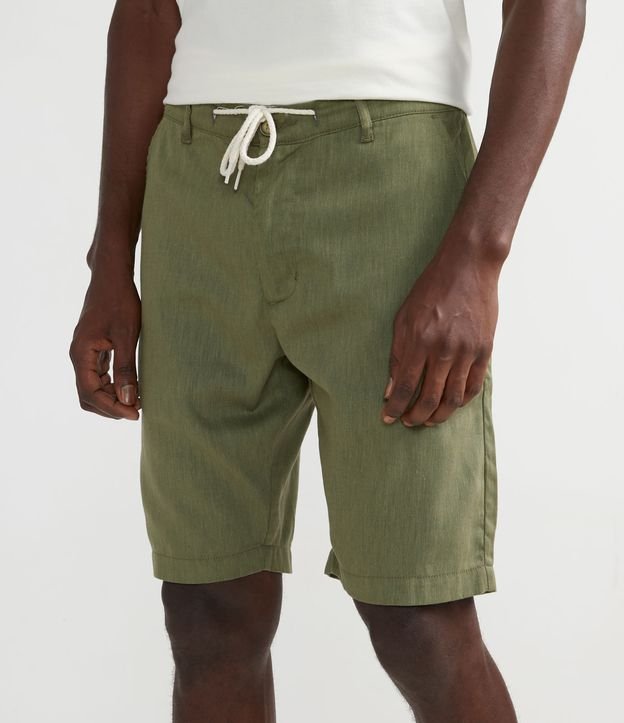 Bermuda em Linho com Bolsos e Ajuste em Ilhós