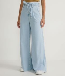 Calça Pantalona Jeans com Cinto Faixa e Barra Desfiada