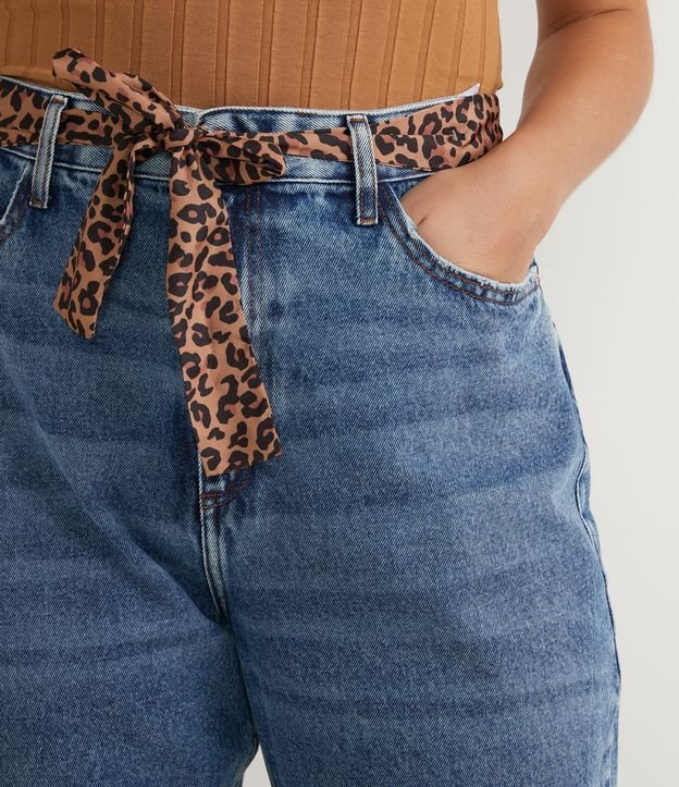 Pantalón Mom Jean con Desgastes y Cinturón de Pañuelo Estampado Animal Print Jaguar Azul 4