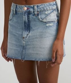 Saia Curta Jeans com Cintura Baixa Puídos e Barra Corte a Fio