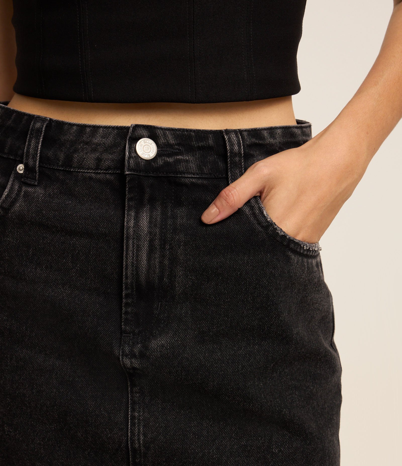 Saia Curta Jeans com Cintura Alta e Barra a Fio Preto 4