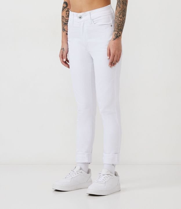 Pantalón Skinny en Sarga con Cintura Mediana y Bolsillos Blanco 2
