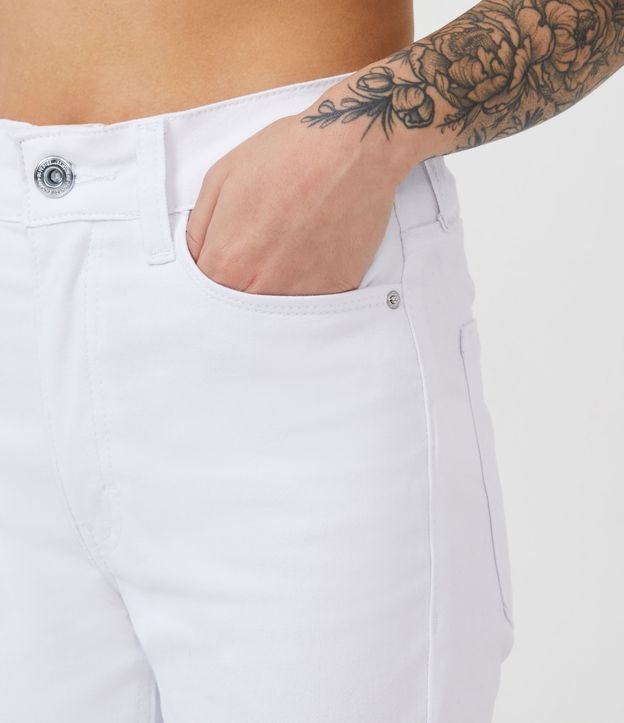 Pantalón Skinny en Sarga con Cintura Mediana y Bolsillos Blanco 4
